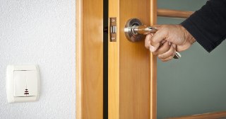 Установка дверей Прохладный цена от 1356 руб.